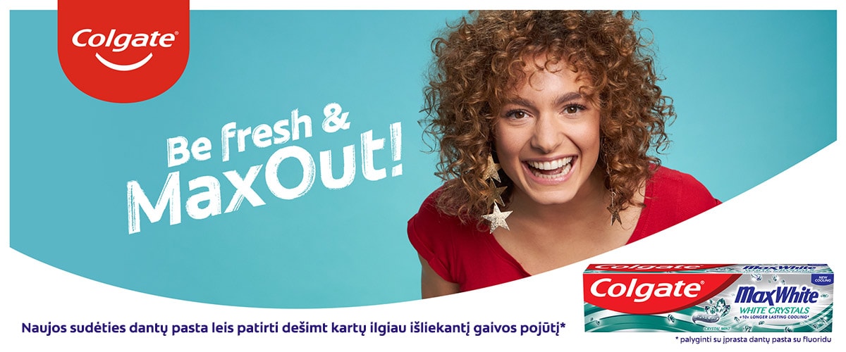 Besišypsanti moteris ir Colgate MaxWhite dantų pasta su užrašu apie dešimt kartų ilgiau išliekantį gaivos pojūtį.