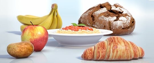 Ogļhidrātiem bagāti pārtikas produkti: ābols, banāni, kartupelis, makaroni, maize un kruasāns.